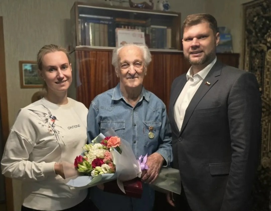 Вручение памятного знака «85 лет битвы за Москву» труженику тыла, жителю Южного Тушина Олегу Яковлевичу Новикову